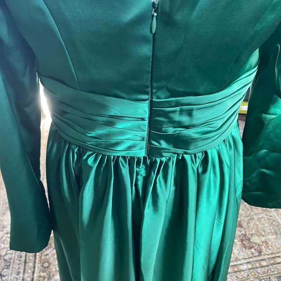 Green Long Sleeved Satin Gown, perfect for an engagement dress! BRAND NEW ****** - Picture 3 of 8